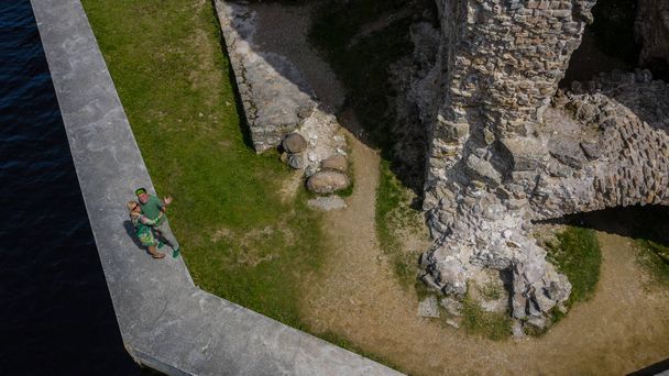 Widok z lotu ptaka na stare ruiny kamiennego zamku w Koknese, Łotwa. Lato 2019. - Zdjęcie, obraz