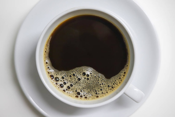pohled na šálek s černou kávou s bublinkami - Fotografie, Obrázek