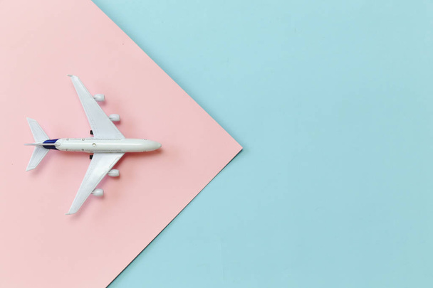 Giocattolo aereo su sfondo rosa e blu. Vacanza estiva concetto minimo
. - Foto, immagini