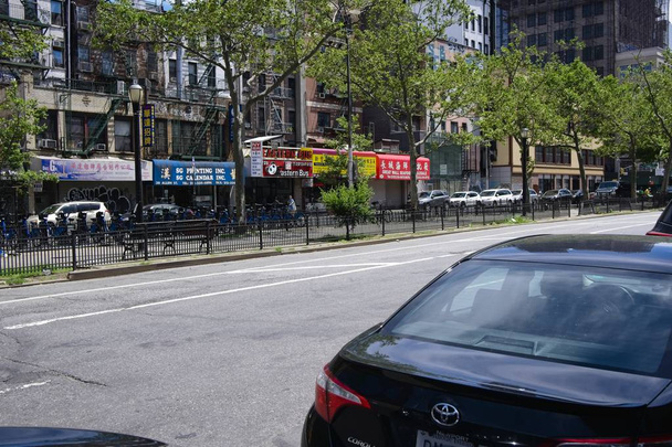 Aan de allen Street in New York citys liggen Lower East Side winkels en residenties die de invloed van de Chinese cultuur aangeven op een wijk die bekend staat om zijn steeds veranderende dynamiek. - Foto, afbeelding