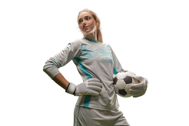 Изолированная вратарь женского футбола на белом фоне. Девушка с футбольным мячом
 - Фото, изображение