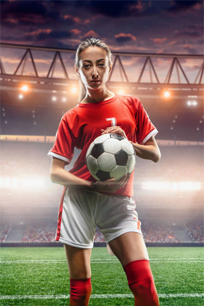 Jogadora de futebol feminino com bola em um estádio de futebol profissional
 - Foto, Imagem