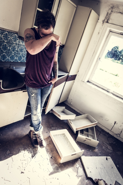 uitgeput punk rocker in rommelig huis - Foto, afbeelding