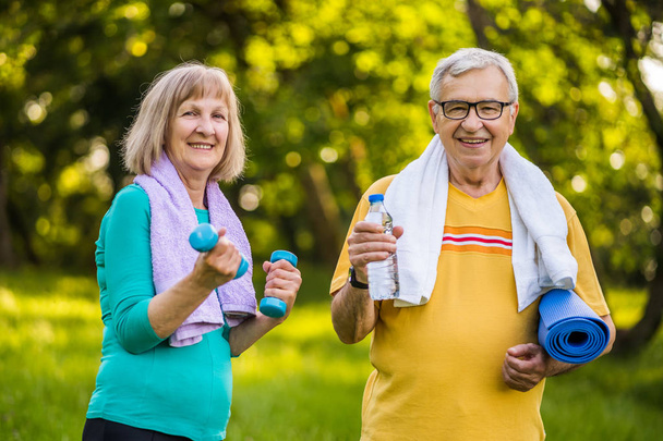 Heureux couple de personnes âgées est prêt pour l'exercice dans le parc
. - Photo, image