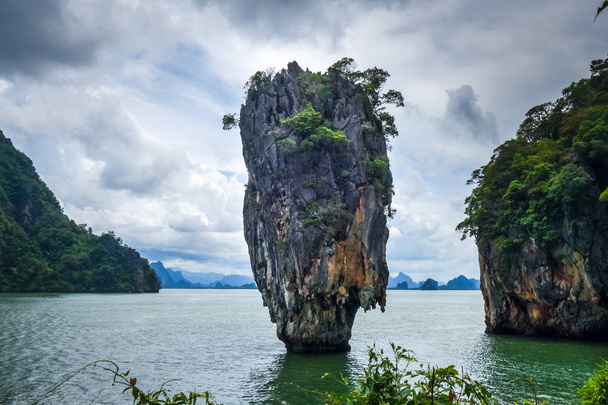 Wyspa Ko Tapu w zatoce Phang Nga, Tajlandia - Zdjęcie, obraz