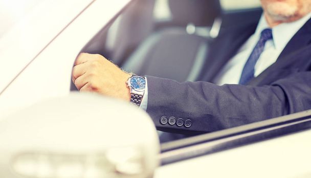 vezető üzletember kezét, autó vezetés - Fotó, kép