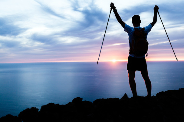 Mann wandert Silhouette in Bergen, Meer und Sonnenuntergang - Foto, Bild