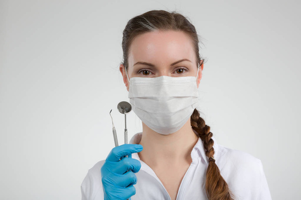 ассистент стоматолога или женщина-дантист с зубными инструментами
 - Фото, изображение