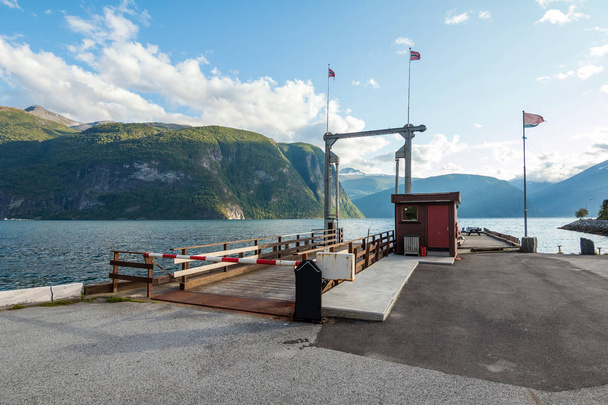 Trajektové nádraží poblíž Geiranger. Fjord Geiranger v pozadí. Norsko - Fotografie, Obrázek