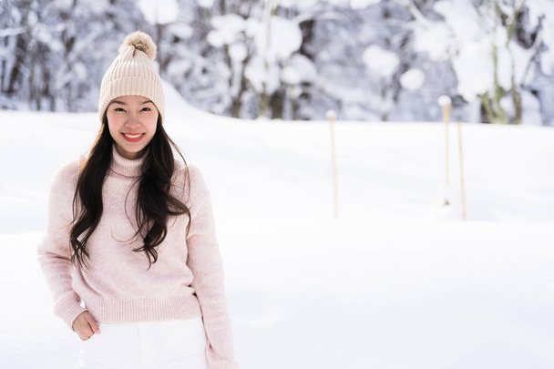Portrét mladé krásné asijské ženy úsměv šťastné cestování a užív - Fotografie, Obrázek