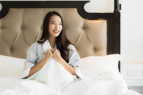 Retrato hermosa joven asiática mujer despertar con feliz y smil
 - Foto, imagen