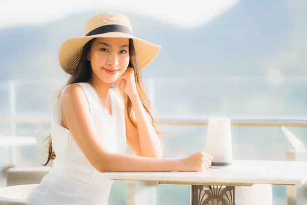 Porträt schöne junge asiatische Frau lächelt glücklich in der Himmelsbar  - Foto, Bild