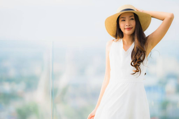 Porträt schön jung asiatisch frau glücklich lächeln entspannen auf die ro - Foto, Bild