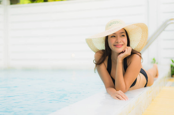 Portret piękny młody Asian kobieta szczęśliwy uśmiech relaks wokół OU - Zdjęcie, obraz