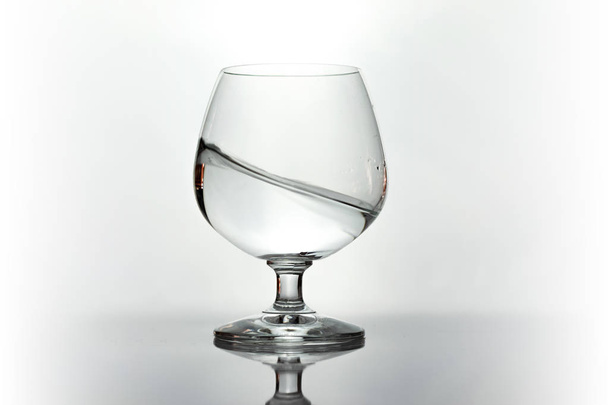 Wasserspray im Weinglas. Wasserspritzer. - Foto, Bild