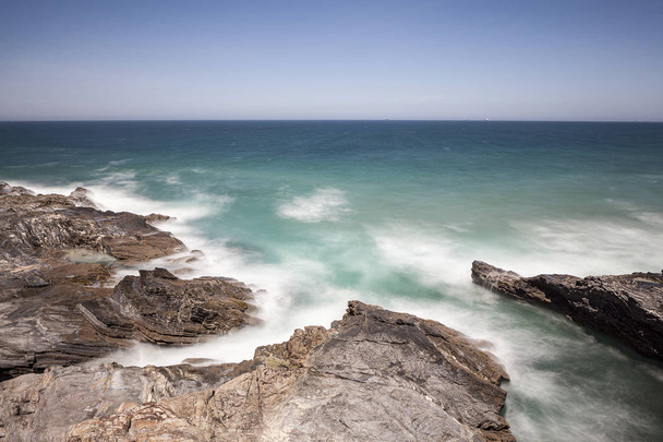 Η διαδρομή των αλιέων στην Κόστα Βικεντίνα, που βρίσκεται στα νοτιοδυτικά της Πορτογαλίας, χαρακτηρίζεται από τους βραχώδεις σχηματισμούς και τις κρυστάλλινες παραλίες της.. - Φωτογραφία, εικόνα
