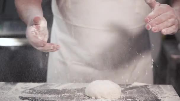 Baker chef aplaudiendo con las manos llenas de harina. Movimiento lento
. - Imágenes, Vídeo