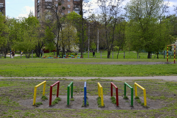 Játszótér a parkban, zöld fák egy kollégiumi területen Kharkiv, Ukrain - Fotó, kép