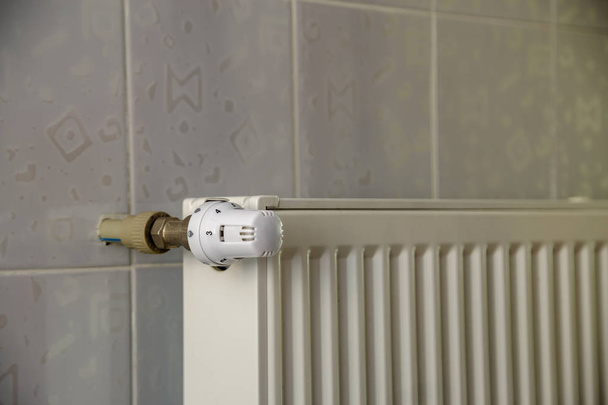 Radiateur de chauffage avec vanne thermostat sur tuiles murales légères copie
  - Photo, image