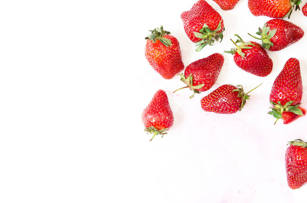 Créatif fraises fraîches motif fond avec de l'espace de copie. Concept de nourriture. Vue de dessus. - Image
. - Photo, image