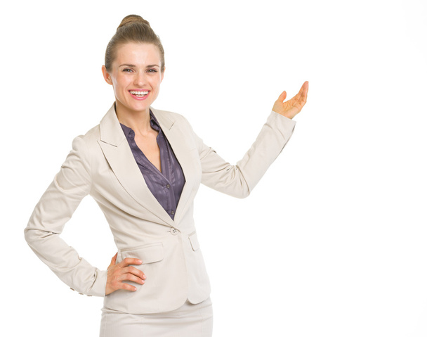 Smiling business woman pointing on copy space - Foto, afbeelding