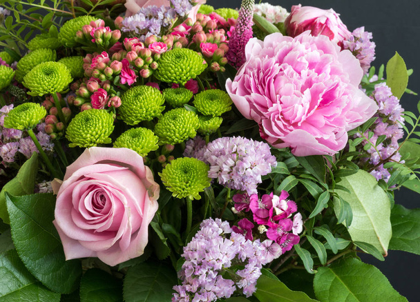 весенний цветочный букет с пионом, розой, хризантемами, каланхоэ
 - Фото, изображение