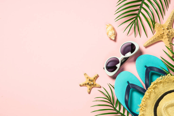 Summer flat lay background. on pink - Foto, afbeelding