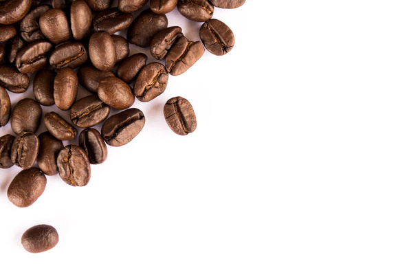 pohled shora, pražené kávové fazole izolované na bílém pozadí - Fotografie, Obrázek