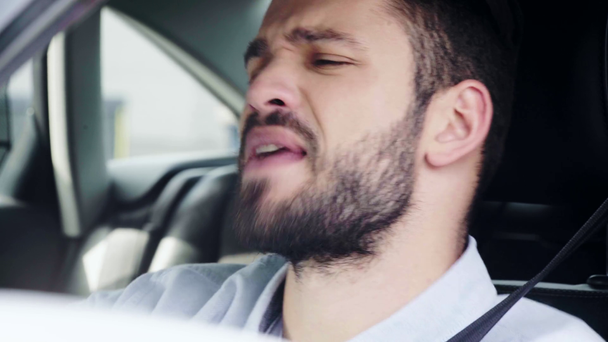 arabada otururken yakışıklı adam gesturing ve şarkı seçici odak  - Video, Çekim
