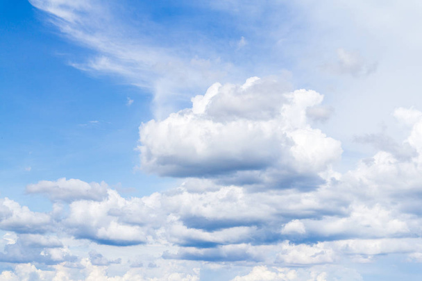 dag blauwe hemel en wolken, achtergrond - Foto, afbeelding
