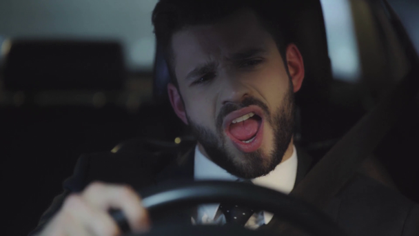 foco seletivo de homem bonito em terno cantando enquanto dirige carro
  - Filmagem, Vídeo