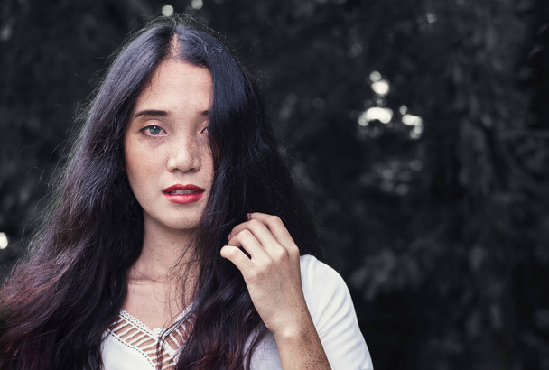 ritratto di giovane donna asiatica con lentiggini sul viso
 - Foto, immagini
