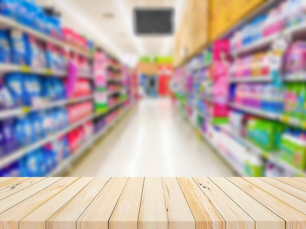 деревянные доски на абстрактном размытом фоне супермаркета - Фото, изображение