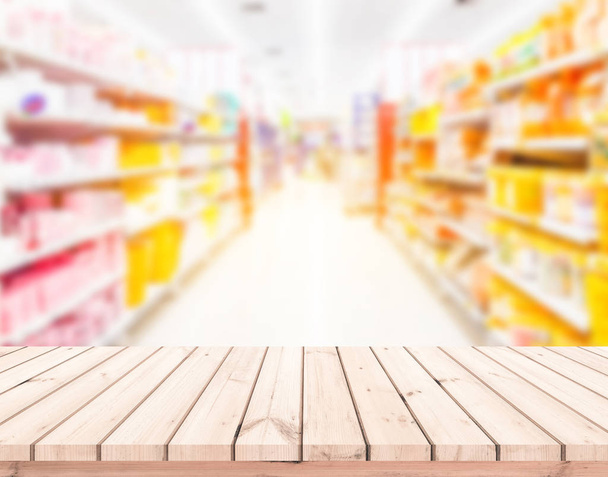 assi di legno con sfondo astratto sfocato di supermercato - Foto, immagini