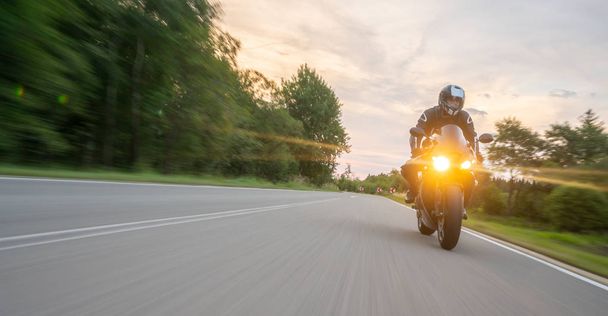moottoripyörä tiellä ratsastus. hauskaa ratsastaa tyhjällä tiellä o
 - Valokuva, kuva