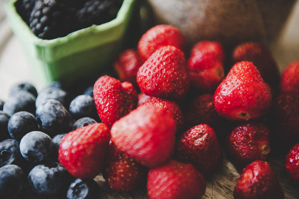 frische Erdbeere Blaubeere und Brombeere auf Holztisch - Foto, Bild