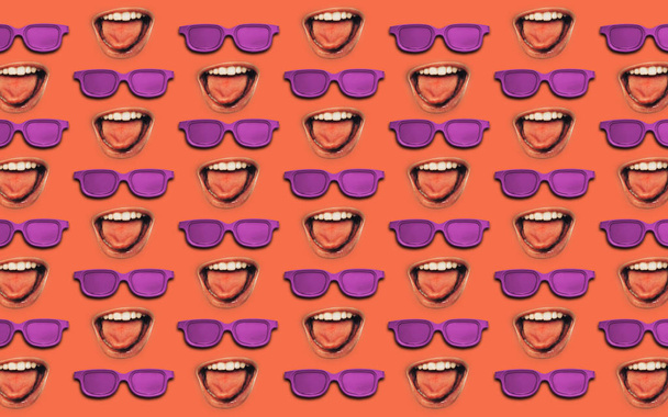 Fioletowe okulary z otwartymi ustami pokazują język. Piękne kreatywne płaskie tło. - Zdjęcie, obraz
