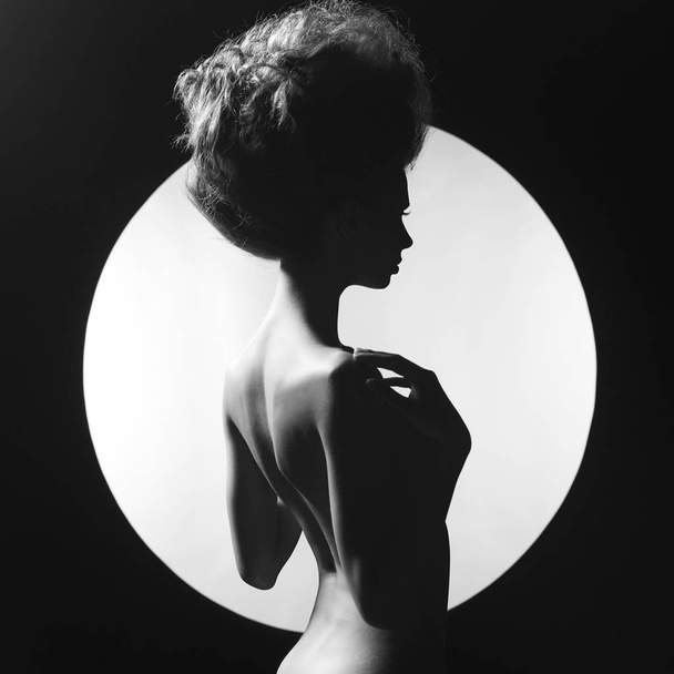 Nude elegant woman on geometric background - Foto, imagen