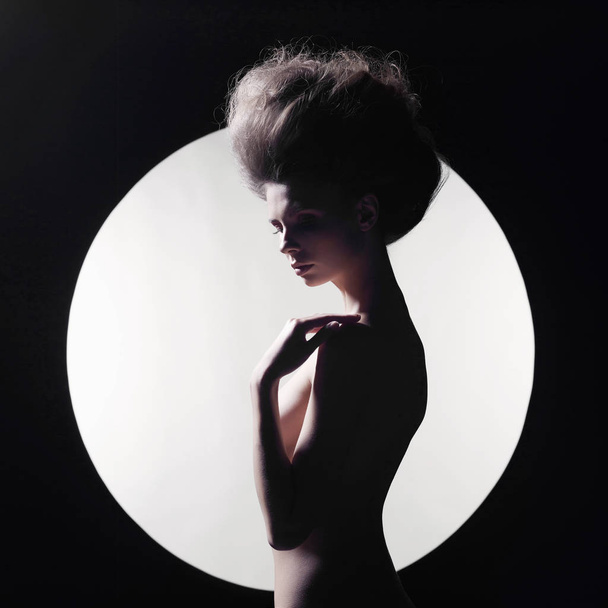 Nude elegant woman on geometric background - 写真・画像