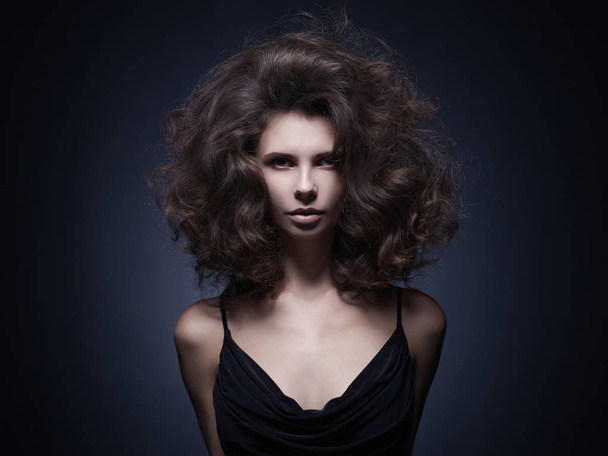 Beautiful woman with volume wavy hair - Fotoğraf, Görsel