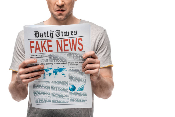 abgeschnittene Ansicht eines unzufriedenen Mannes, der Zeitung liest, mit Fake News isoliert auf Weiß - Foto, Bild