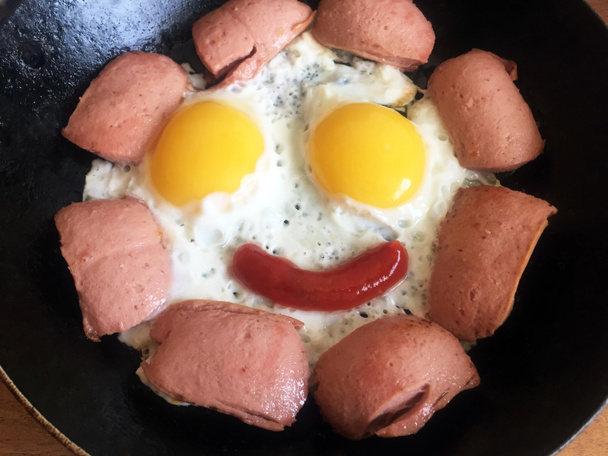 Смажені яйця з сосисками. Цікавий сніданок у вигляді сонця
. - Фото, зображення