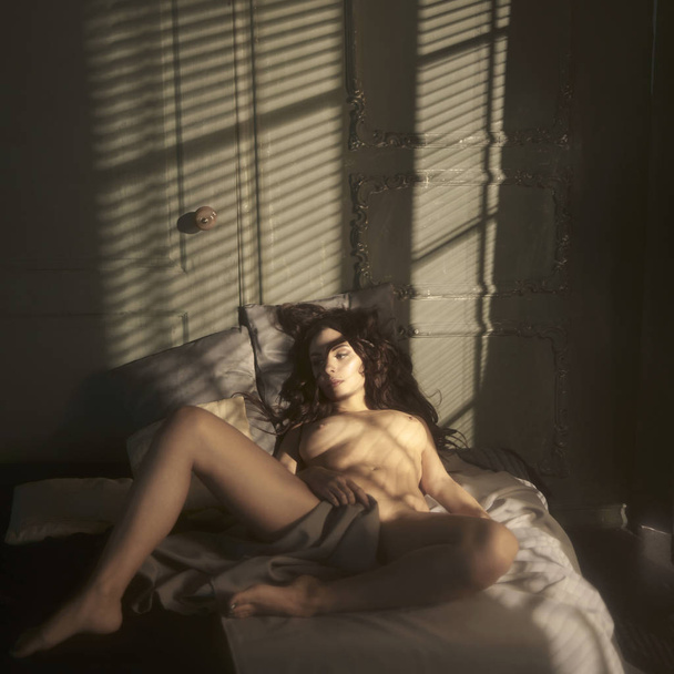 Beautiful nude woman with sexy body in home interior - Valokuva, kuva