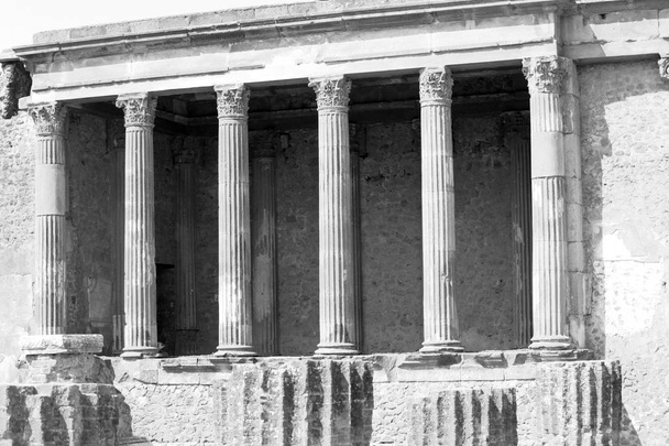 Μαύρη και λευκή φωτογραφία από αρχαία ερείπια στην Πομπηία, Νάπολη, Ιταλία. - Φωτογραφία, εικόνα