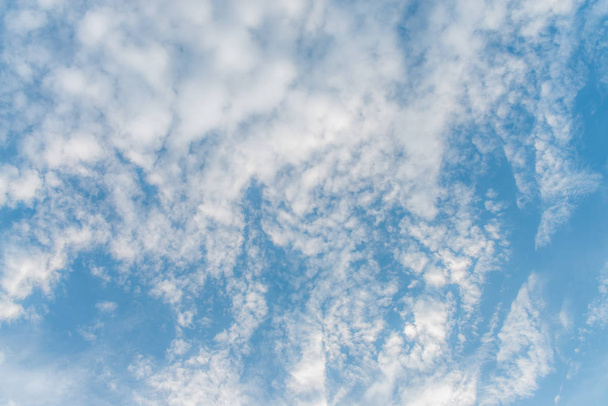 Cielo de verano y hermoso sol en el cielo azul con nubes
 - Foto, imagen