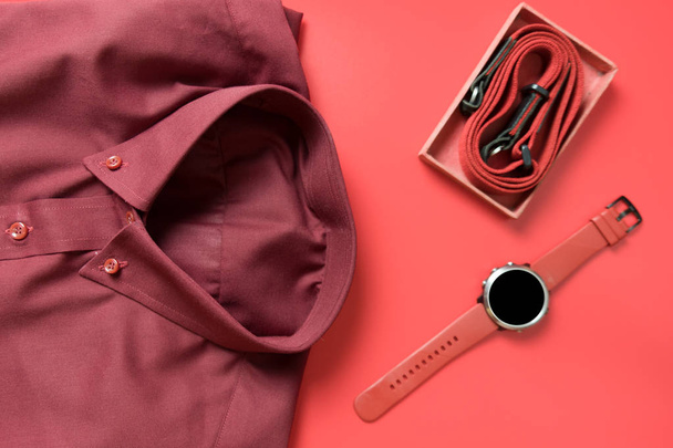Червона тема з сорочкою, розумним годинником і ременем камери
 - Фото, зображення