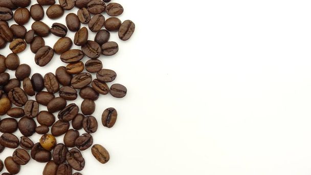 Close up de grãos de café torrados no fundo branco
 - Foto, Imagem
