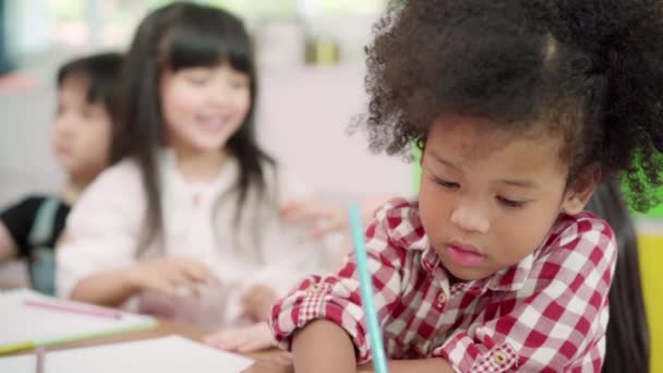 Повільний рух - група дітей, що малюють у класі, багатоетнічні молоді хлопчики та дівчатка щасливі смішні заняття та грають на папері в початковій школі. Діти малюють і малюють в шкільній концепції
. - Кадри, відео