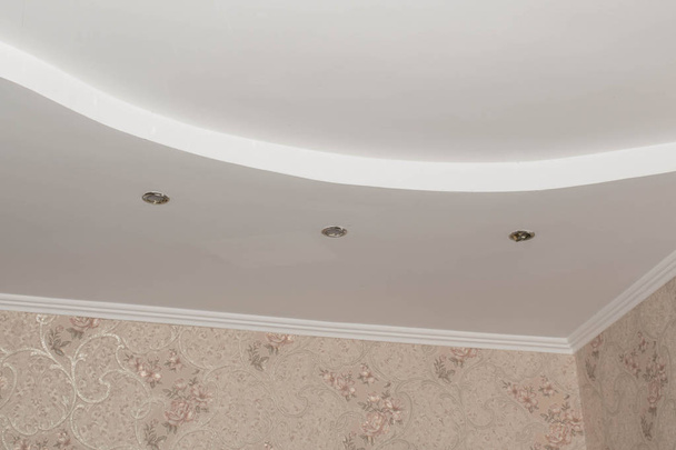 電球Ledsは、インテリアデザインのためのアパートの天井に近代的な照明器具ランプをサフィット - 写真・画像
