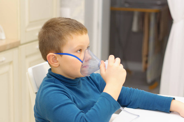 Junge atmet mit Inhalator - Foto, Bild